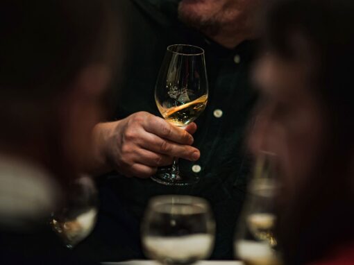 Presente ou apenas ocupando o lugar? O desafio do homem exausto na noite de Natal.